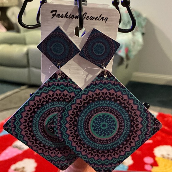 Earrings - Picture 3 of 5